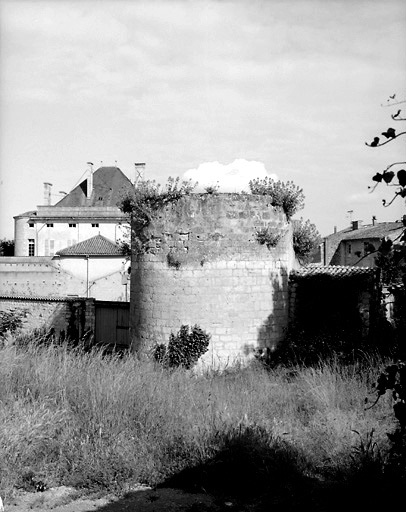 Tour d'enceinte incluse dans la propriété 1, impasse Mouillebert. Vue prise de la rue Emile-Boutin.