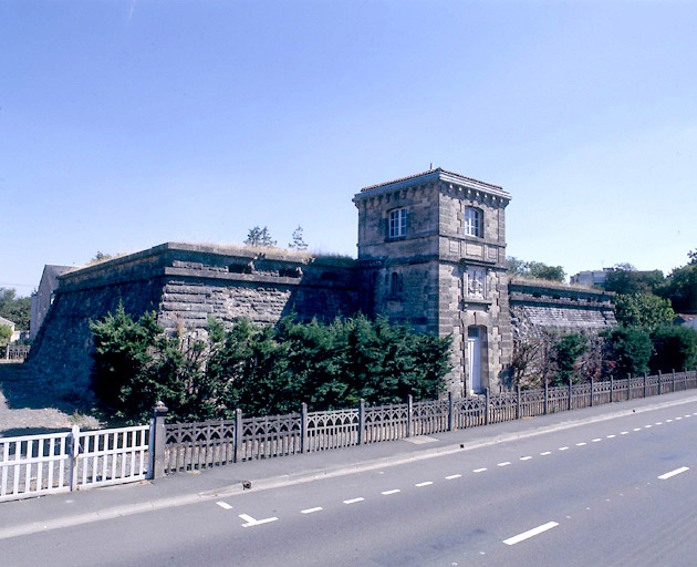 Château d'eau au 54, rue Tiraqueau : vue d'ensemble.