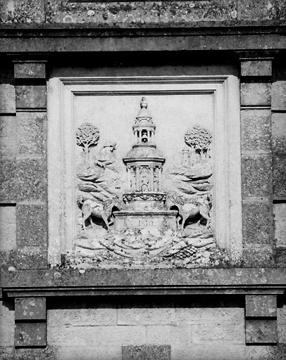 Château d'eau au 54, rue Tiraqueau : relief sculpté sur la façade s'inspirant des armes de la ville.