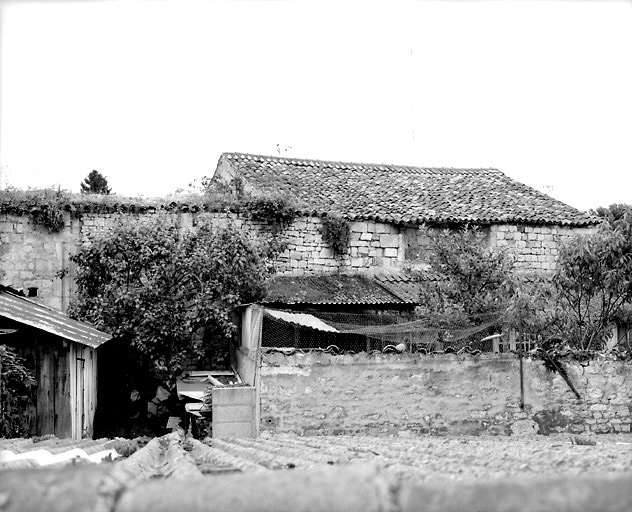 Vestiges de la chapelle, partie ouest (première et deuxième travées). Vue prise de la rue Catinat.