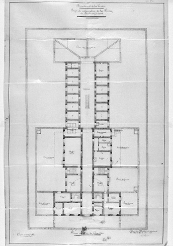 Projet de reconstruction de la prison. Plan du rez-de-chaussée au 1/100e, signé et daté G. Loquet, architecte du département, le 2 mars 1894. A. D. Vendée, 4 N 101/3.