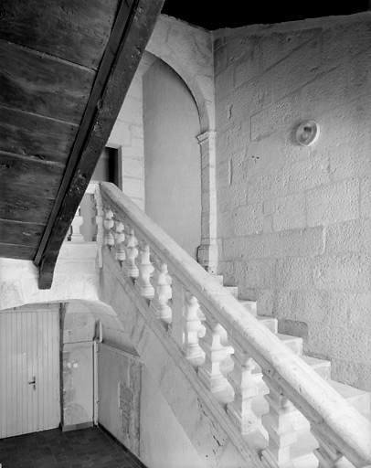 Vue de l'escalier prise de la porte de la façade postérieure.