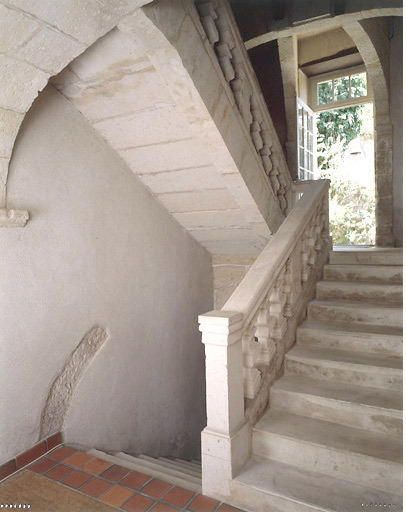 Vue de l'escalier prise de la porte de la façade sur rue.