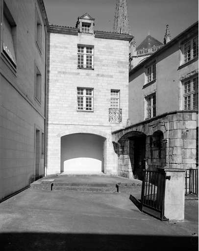 Façade sur cour de l'aile en partie conservée et revers de la porte d'entrée.