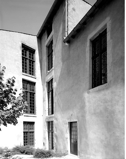 Vue des façades donnant sur la cour postérieure.