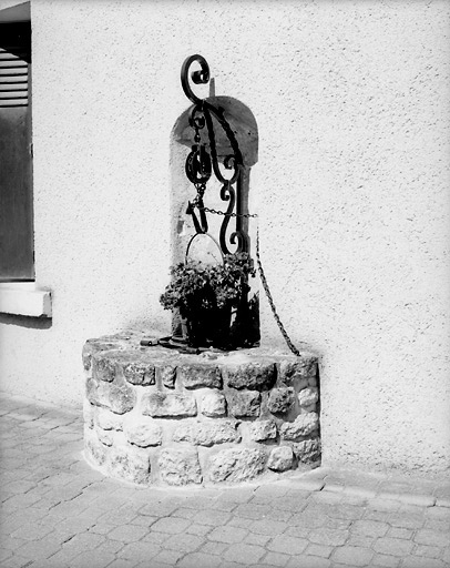 Ancien puits de l'auberge de la Lamproie, devant l'actuel 15, rue de la Lamproie.