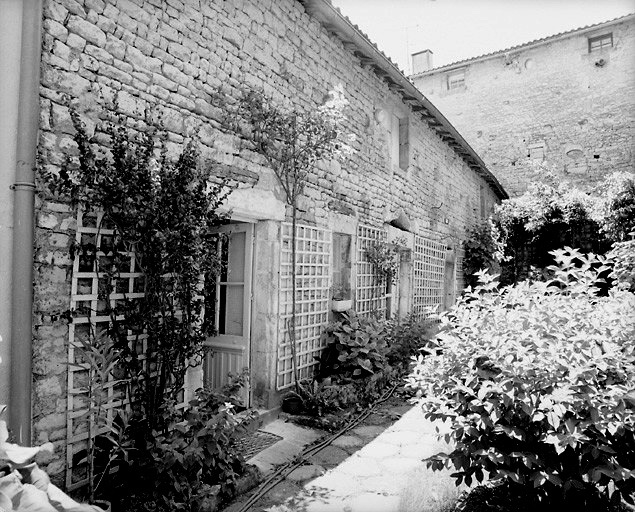 Anciens communs du 54, rue des Loges, actuellement dépendant du 15, rue de la Lamproie.