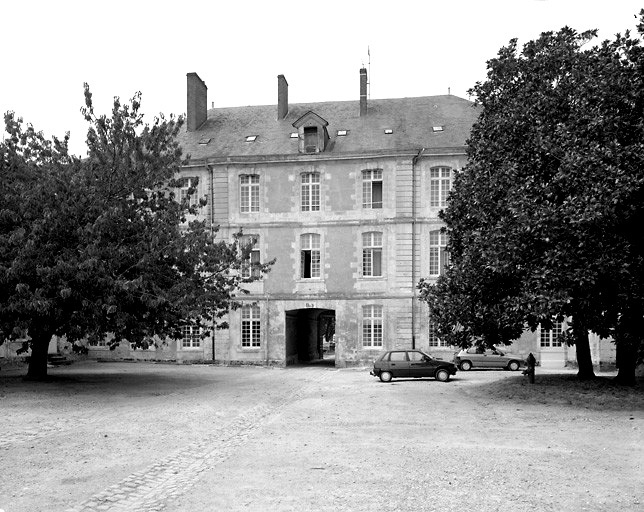 Façade arrière du bâtiment principal.