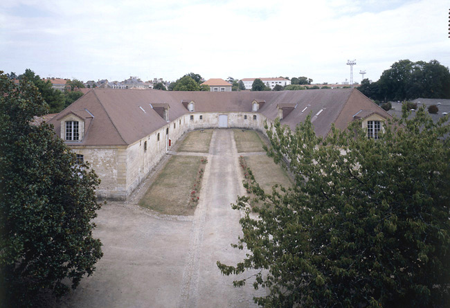 Vue d'ensemble des écuries du XVIIIe siècle, prise du deuxième étage du bâtiment principal.