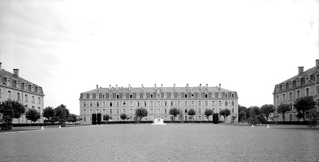 Vue d'ensemble prise de l'entrée.