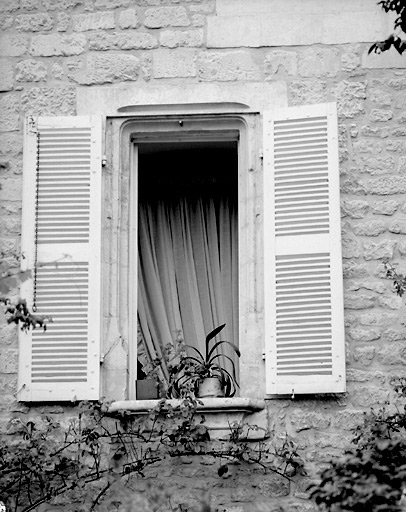 Fenêtre gothique au premier étage du 1, rue René Moreau.