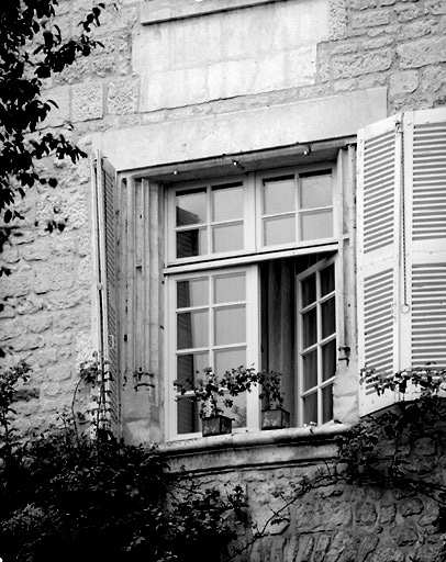 Fenêtre gothique au premier étage du 1, rue René Moreau.