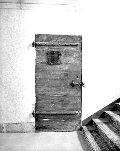 Porte au rez-de-chaussée, près de l'escalier nord du bâtiment principal.