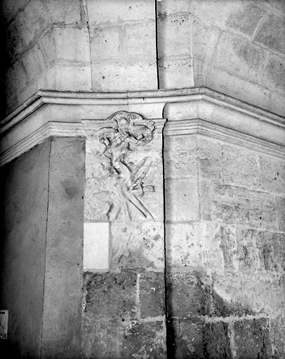 Trophée d'armes ornant le passage couvert du bâtiment principal.