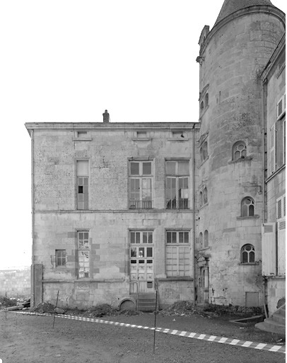 Façade sur cour de l'aile sud-est.