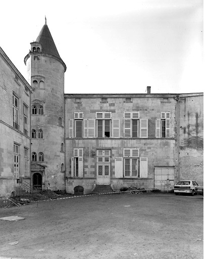Façade sur cour de l'aile sud-ouest.