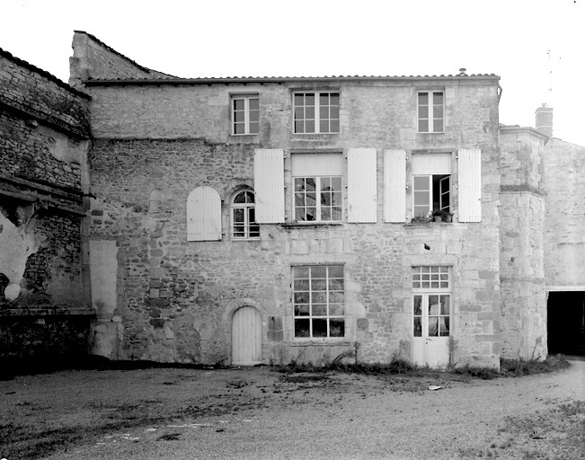 Vestiges de demeures du XVIe ou du XVIIe siècle, au 1, rue de la Fontaine, en coeur d'ilôt.