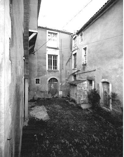 Vue des bâtiments actuels prise de la cour d'entrée.