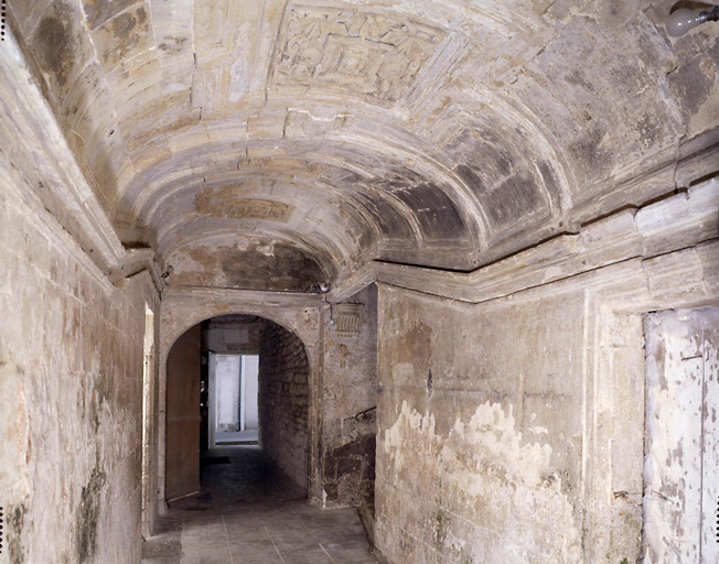 Vue prise du couloir du premier logis en direction de l'entrée.