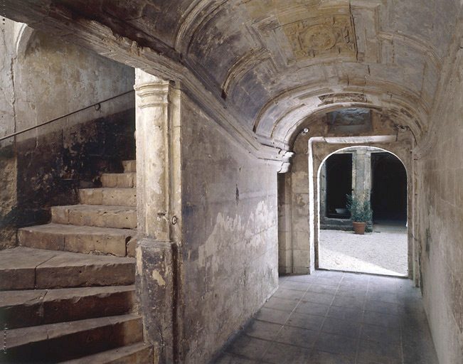 Vue prise de l'entrée montrant le couloir et l'escalier du premier logis.