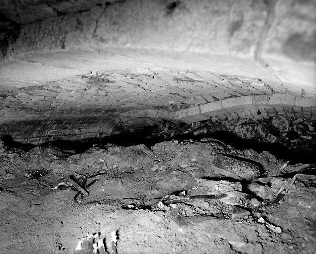 Vue du sous-sol, rempli de gravats et de boue, situé actuellement sous le 6, rue de la Harpe.