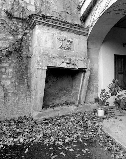 Cheminée conservée in situ, après destruction de la majeure partie de l'hôtel.