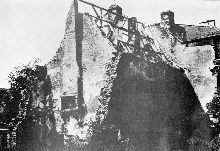 Bâtiments prioraux en ruine sur la bordure ouest du cloître.