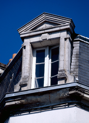 21 rue Aristide-Briand, lucarne.