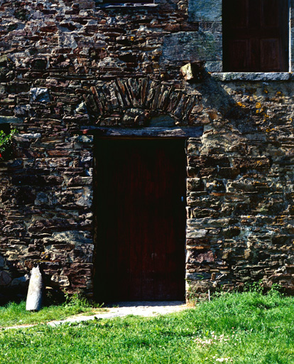 Porte sur l'élévation antérieure au rez-de-chaussée du logis.