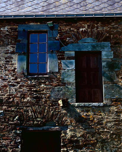 Baies sur l'élévation antérieure du logis.