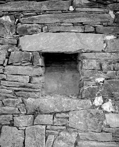 Evacuation des latrines sur l'élévation postérieure du logis.