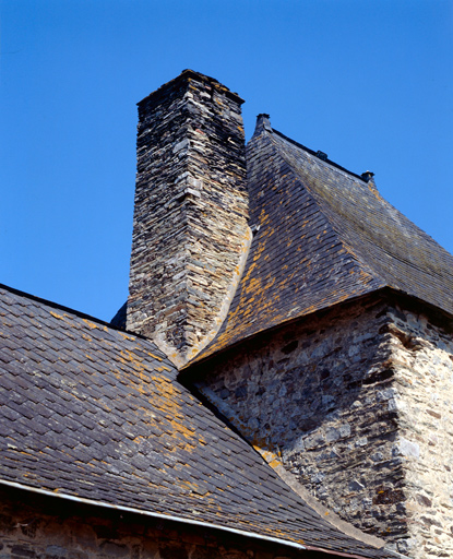 Souche de cheminée de l'ancien logis.