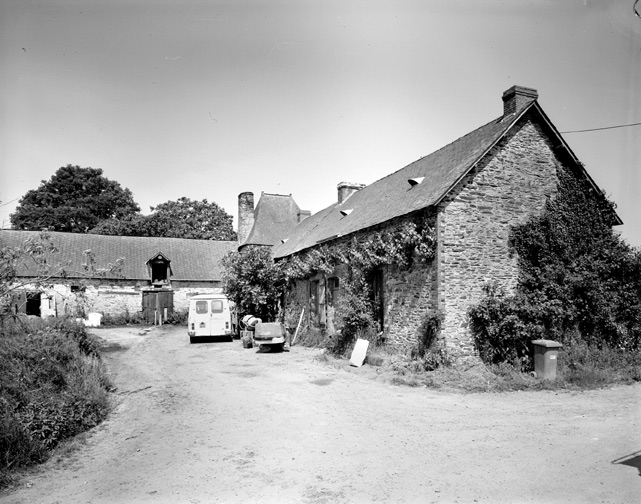 Elévations gauche et antérieure du logement implanté devant l'ancien logis.