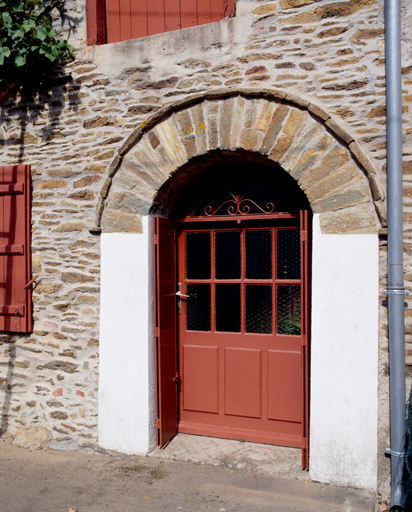 Les Nardais, écart : porte sur l'élévation antérieure du deuxième logis étable-grange.