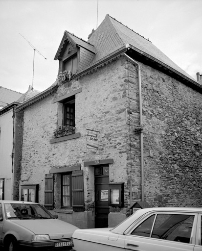 Elévation antérieure et droite.