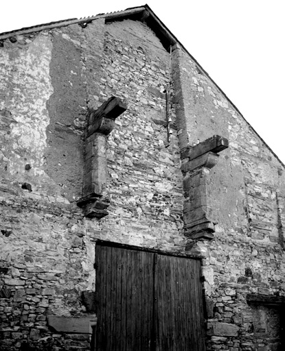 Les Cohardières. Vestiges de cheminée de l'ancien logis.