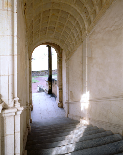 Première volée du grand escalier du logis 3.