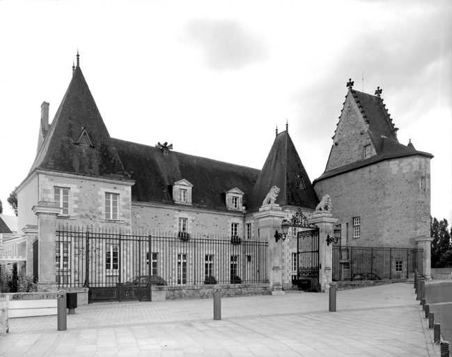 Le logis, élévation antérieure, et vestiges de la grosse tour.