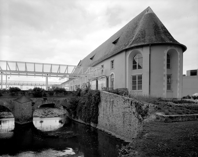 Chevet de l'ancienne chapelle castrale Notre-Dame-du-Chef-de-Pont.