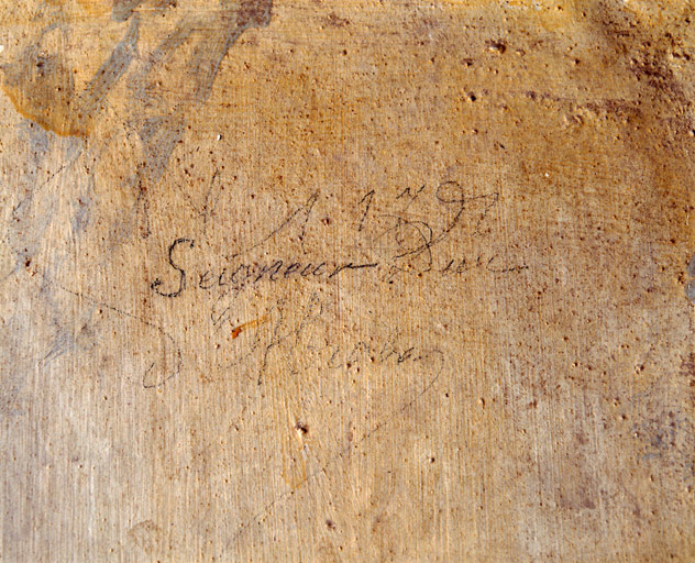 Inscription sur le côté droit.