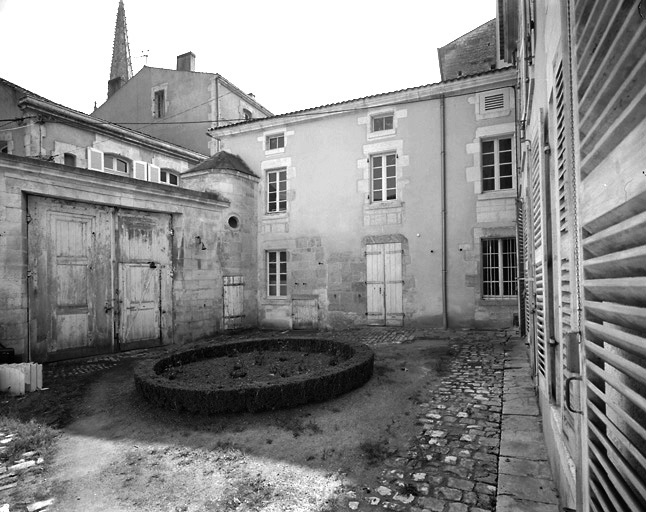 Vue prise de l'intérieur de la cour, montrant le portail et l'aile de communs.