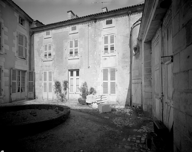 Vue prise de l'intérieur de la cour montrant l'aile de droite.