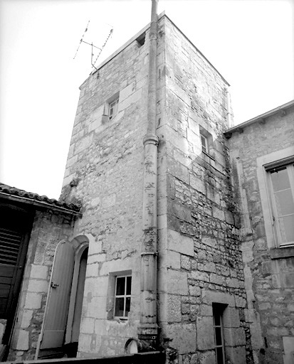 Vue de la tour d'escalier prise du toit de la cour récemment couverte; à droite, noter la mouluration des fenêtres d'origine.