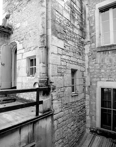 Vue de la tour d'escalier prise du toit de la cour, récemment couverte; à droite, noter la mouluration des fenêtres d'origine.