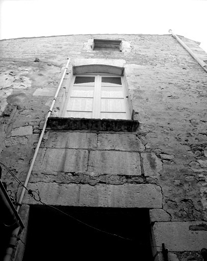 Vue prise de la cour arrière montrant la façade nord du bâtiment arrière.