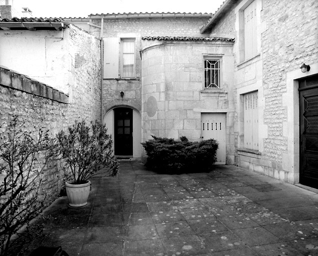 Façade du second logis, au 53 rue des Loges.