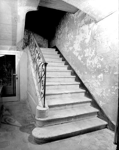 Première volée de l'escalier principal.