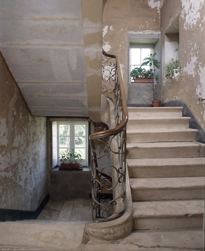 Vue de l'escalier prise du palier du premier étage.