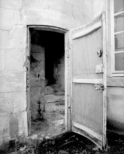 Vue de l'escalier secondaire logé dans l'angle du portail et de l'aile de communs. Photo prise de la cour.