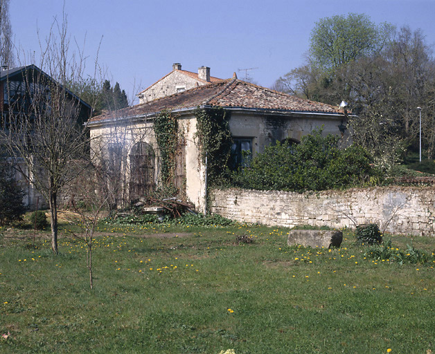 Vue de l'orangerie, rue Emile-Boutin. Photo prise du jardin de l'hôtel.